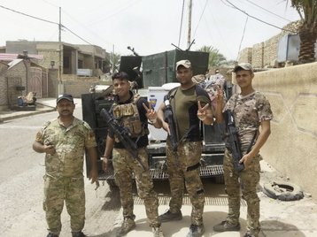 Iraqi forces make rapid advances in Fallujah  398155292
